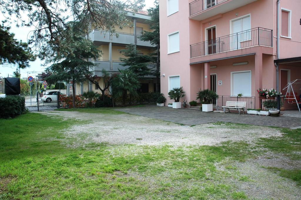 Villa Linda Affittacamere Bellaria-Igea Marina Exteriör bild