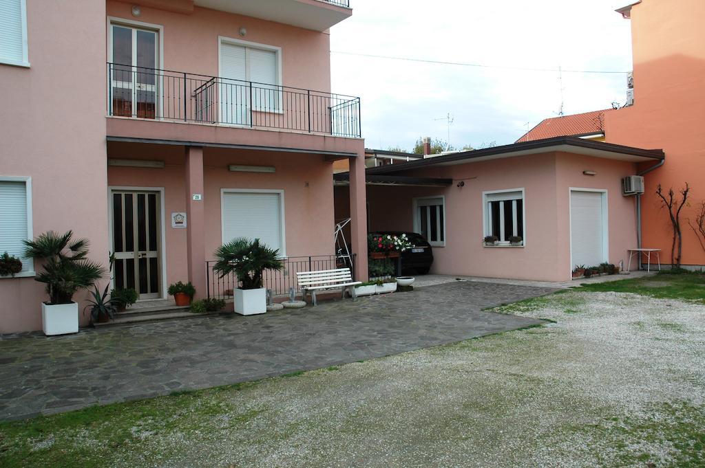 Villa Linda Affittacamere Bellaria-Igea Marina Exteriör bild