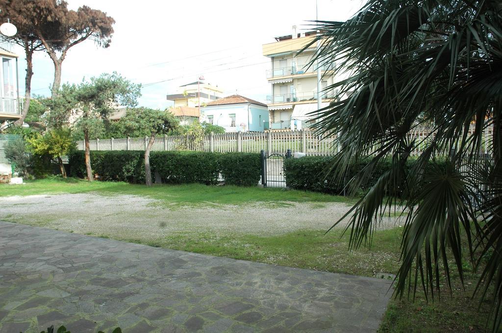 Villa Linda Affittacamere Bellaria-Igea Marina Exteriör bild